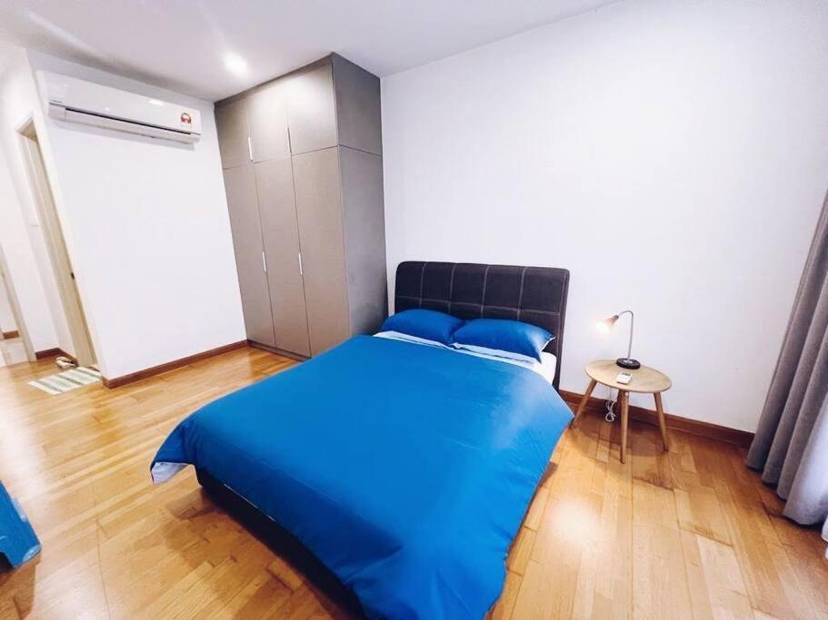 Promoconnected Train 2 Bedroom Above Mall Apartment