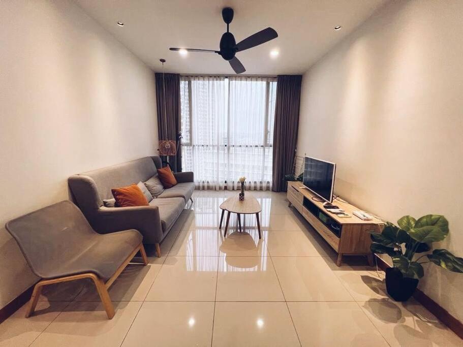 Promoconnected Train 2 Bedroom Above Mall Apartment